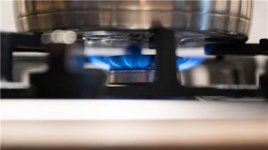 Nach dem Preissprung an den Energiemärkten bleibt unklar, ob Haushalte bald mehr für Strom und Gas zahlen müssen. (Symbolbild)