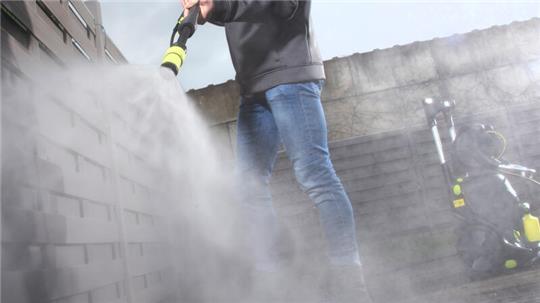 Nach dem Reinigen der Auffahrt verlangten die Stader Handwerker 1750 Euro von dem Senior.