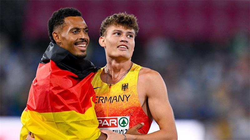 Ansah mit Gold-Sprint - EM-Silber für Agyekum und Craft Nach dem Rennen tröstete Emil Agyekum den fünftplatzierten Owe Fischer-Breiholz.