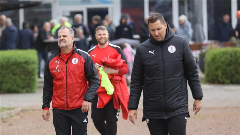 Nach dem Rücktritt von Dennis Polit (r.) hat Matthias Gersonde den Trainerposten bei Rot-Weiss Cuxhaven übernommen. Gelingt mit ihm noch der Klassenerhalt? 