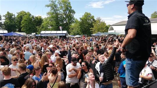 Nach dem Schauer am Vormittag bietet der blaue Himmel beste Voraussetzungen für die Partymacher in Steinau. DJ MC Krüger motiviert die Gäste, während DJ Innocent auflegt.