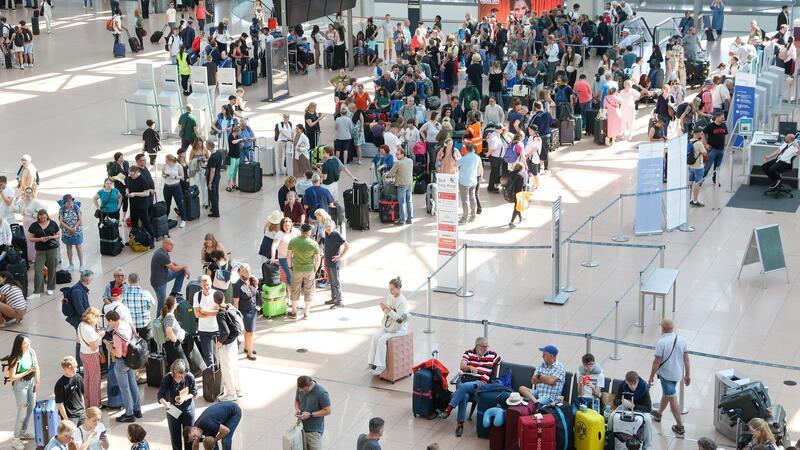 Lage am Hamburger Flughafen normalisiert sich nach IT-Panne Nach dem Schlangestehen entspannt sich die Lage am Airpport. (Archivbild)