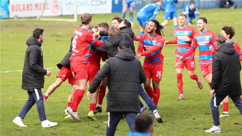 Nach dem Schlusspfiff brechen alle Dämme. D/A schlägt den Bremer SV in der Nachspielzeit.
