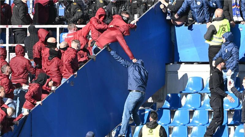 Nach dem Schlusspfiff kam es zu Auseinandersetzungen zwischen beiden Fangruppen.