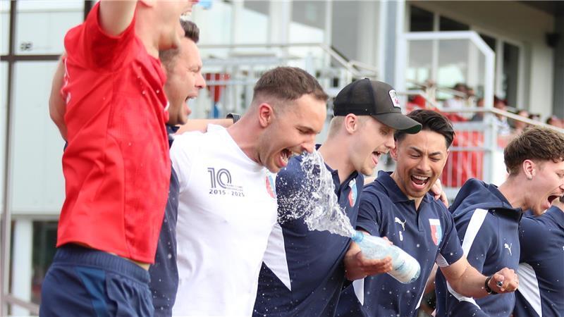 Nach dem Schneverdingen-Spiel duscht Kevin Ingreso seinen Coach Milan Schweiger.