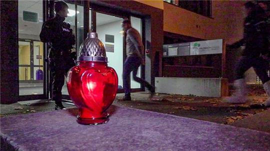 Offenburg: 15-Jähriger schoss mehrfach in den Hinterkopf seines Mitschülers Nach dem Schusswaffenangriff an der Waldbachschule im badischen Offenburg sind Kriminalpolizisten im Einsatz.