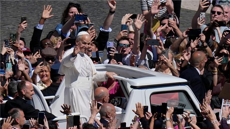 Nach dem Segen ließ sich der Papst über den Petersplatz fahren.