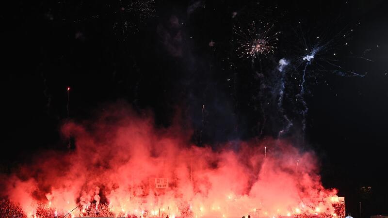 Nach dem Seitenwechsel wrd in der Bayern-Kurve Pyrotechnik gezündet.