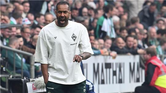 Nach dem Sieg im Nordderby will Werder-Trainer Daniel Thioune in Stuttgart jubeln. (Archivbild)