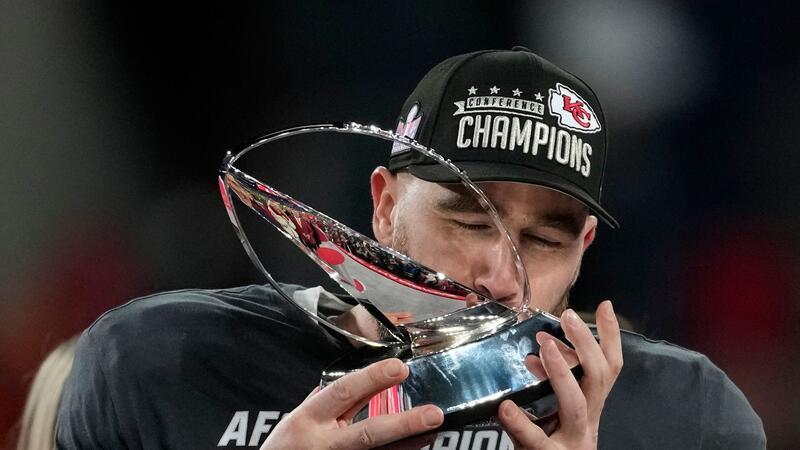 Nach dem Spiel gegen die Baltimore Ravens bekamen die Kansas City Chiefs als AFC Champions die Lamar Hunt Trophäe überreicht. Von Travis Kelce gab es erst mal einen Knutscher für den Pokal.