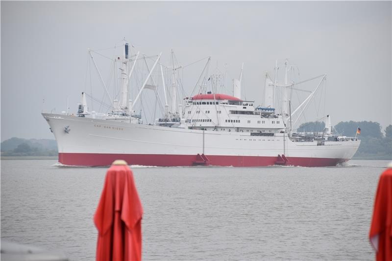 Nach dem Starkregen passiert die „Cap San Diego“ am Donnerstagmorgen den Lühe-Anleger. Foto: Vasel