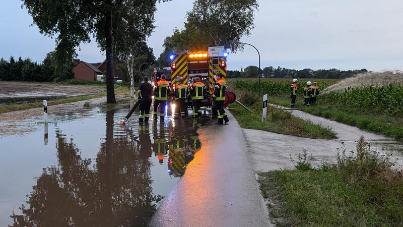 Hunderte Notrufe: Darum hielt sich das Gewitter so lange Nach dem Starkregen standen die Straßen in der Samtgemeinde Zeven teilweise unter Wasser. Feuerwehrleute pumpten das Wasser ab.