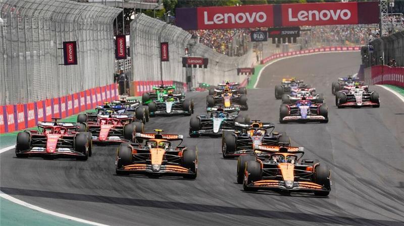 Geschenkter Norris-Sieg - Verstappen wieder bestraft Nach dem Start lag Oscar Piastri (r) noch vor seinem Teamkollegen Lando Norris.