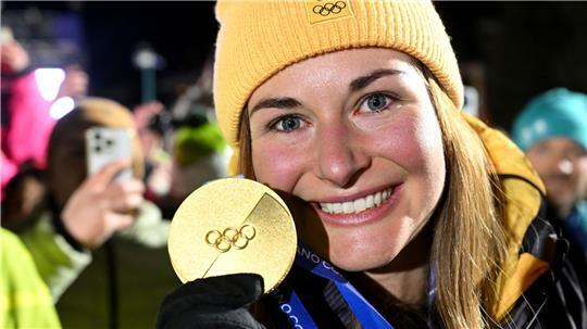 Nach dem Sturz-Drama in Peking kann Julia Taubitz mit Olympia-Gold wieder lachen.  