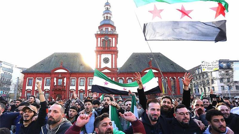 Trend zu mehr Einbürgerungen - Klagen über Rassismus Nach dem Sturz des syrischen Machthabers, Baschar al-Assad, versammelten sich auch in Deutschland, wie hier in Mannheim, Syrerinnen und Syrer zum Feiern auf Straßen und Plätzen.