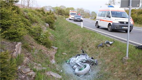 Nach dem Sturz fing das Kraftrad Feuer. Foto: Neuendorf