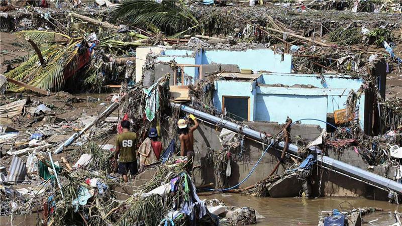 Nach dem Taifun “Kalmaegi„ auf den Philippinen: Einwohner versuchen persönliche Gegenstände zu retten.