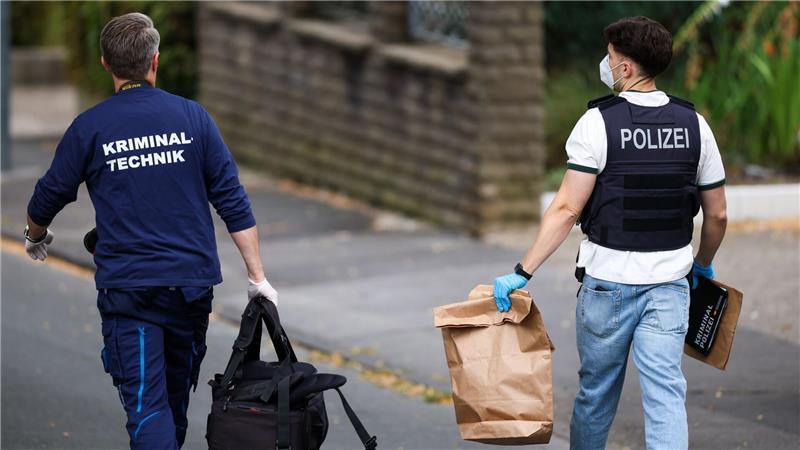 Nach dem Tatverdächtigen wird weiter gefahndet.