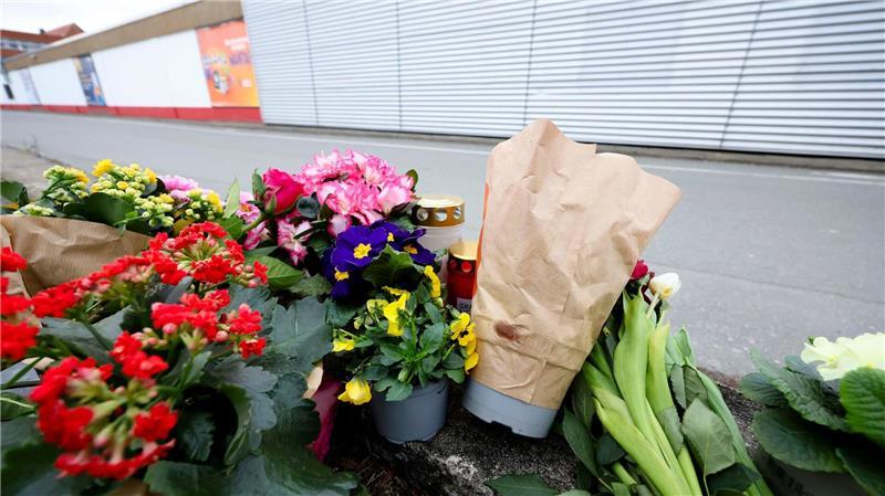 Nach dem Tod des Jugendlichen erinnern Blumen vor dem Tatort an den Getöteten. (Archivbild)