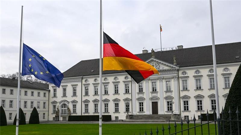 „Aufrichtiger Demokrat“ - Ex-Bundespräsident Köhler ist tot Nach dem Tod des früheren Bundespräsidenten Köhler wehen die Fahnen vor Schloss Bellevue auf Halbmast.