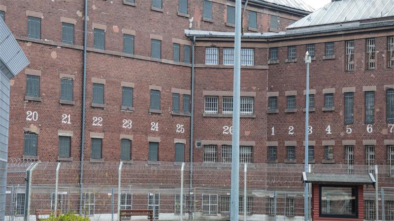Nach dem Tod eines Ehepaars sitzt der Verdächtige im Gefängnis. (Symbolfoto)