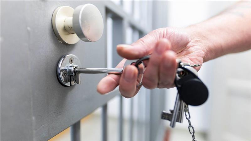 Nach dem Tod eines Häftlings in der JVA Uelzen ermittelt die Staatsanwaltschaft.  (Symbolbild)