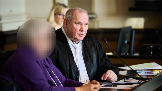 Nach dem Tod eines ungeborenen Kindes wird eine Hebamme zu drei Jahren Gefängnis verurteilt.