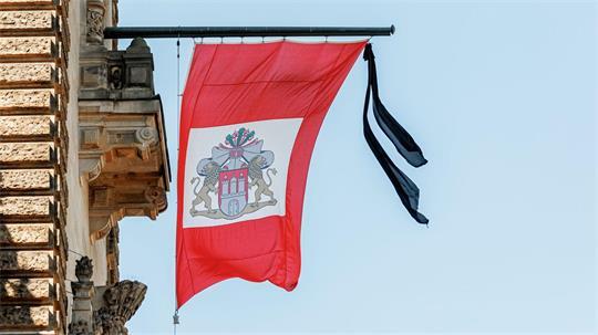 Nach dem Tod von Hamburgs ehemaliger Bürgerschaftspräsidentin Elisabeth Kiausch wurde für Montag eine Trauerbeflaggung am Rathaus angeordnet. (Symbolbild)