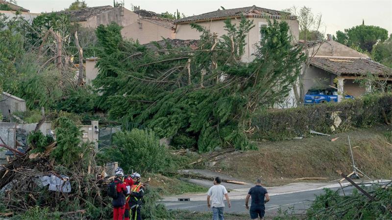 Nach dem Tornado untersuchen Einsatzkräfte die Häuser in der Gemeinde.