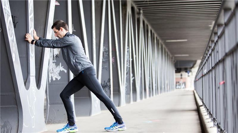 So halten Sie sich mit Sport auch im Winter fit Nach dem Training bei Minustemperaturen sollten die Muskeln gedehnet werden, die am meisten beansprucht wurden.
