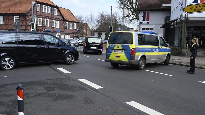 Nach Vierfach-Mord in Scheeßel: Trauerfeier unter Polizeibegleitung Nach dem Trauergottesdienst sorgte die Polizei an der Kreuzung im Scheeßeler Ortskern dafür, dass die Bestatter problemlos ihre Fahrt auf der B75 fortsetzen können.