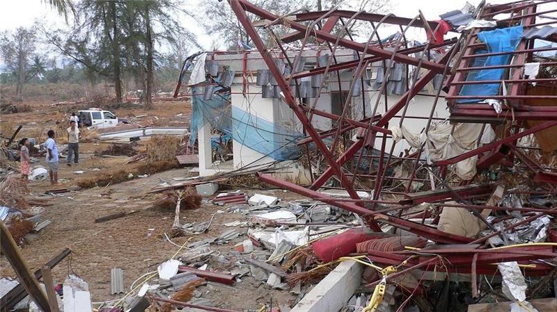 „Das Wasser kommt“: 20 Jahre nach der Tsunami-Katastrophe Nach dem Tsunami ist vom Haus von Frank „Franky“ Wetzig in Khao Lak so gut wie nichts mehr übrig. (Archivbild)