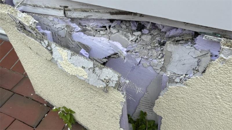 Nach dem Unfall am Buxtehuder Ostfleth weist die Hauswand erhebliche Schäden auf.