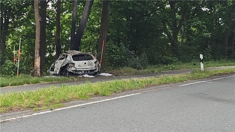 Nach dem Unfall auf der L135 geriet das Auto in Brand.