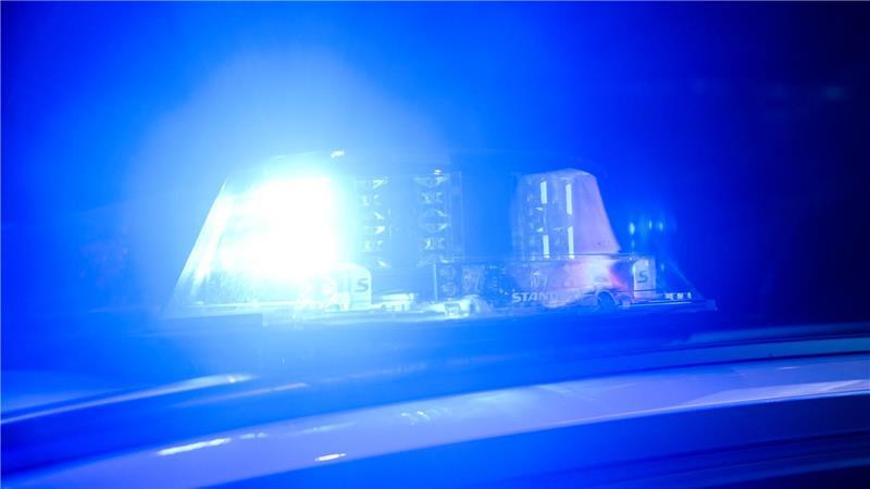 Nach dem Unfall blieb die Bundesstraße laut Polizei fast fünf Stunden gesperrt. (Symbolbild)