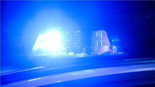 Nach dem Unfall blieb die Bundesstraße laut Polizei fast fünf Stunden gesperrt. (Symbolbild)