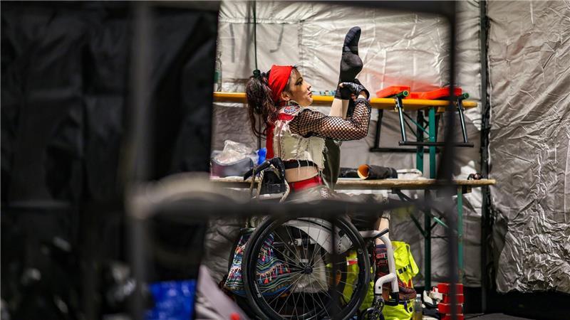 Nach dem Unfall glaubt sie vorerst, mit dem Zirkus abgeschlossen zu haben.