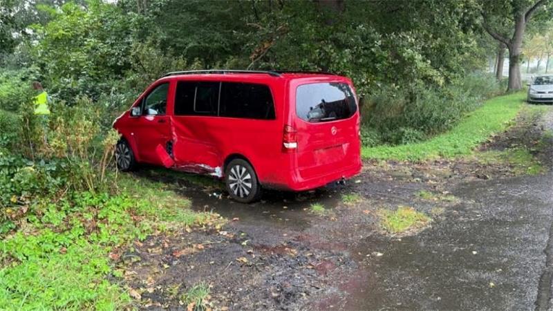 Nach dem Unfall im Einmündungsbereich Bülkau-Aue steht der beschädigte Mercedes-Vito abseits der K21.