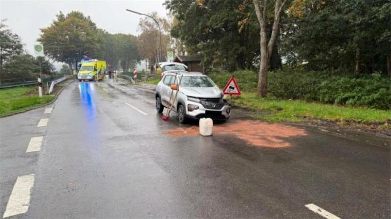 Nach dem Unfall im Einmündungsbereich Bülkau-Aue wurde die K21 während der Rettungs- und Aufräumarbeiten voll gesperrt. Im Vordergrund steht der beschädigte Dacia.