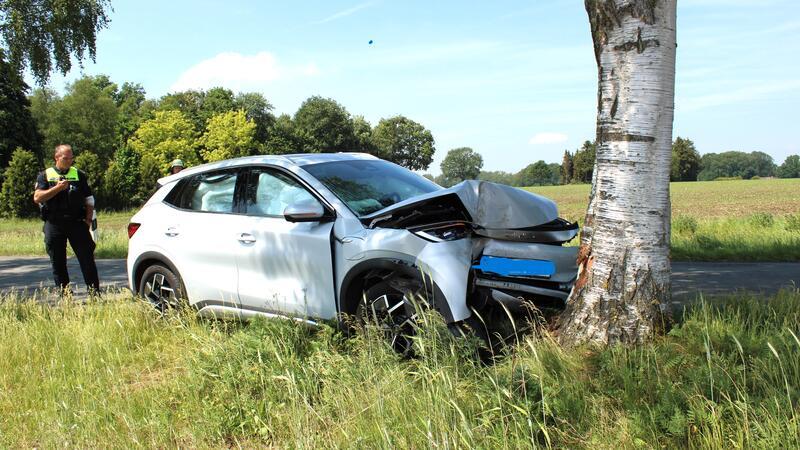 23-Jährige prallt mit E-Auto bei Ahlerstedt gegen Baum - verletzt Nach dem Unfall kontrollierte die Feuerwehr den Akku des E-Autos mit einer Wärmebildkamera.