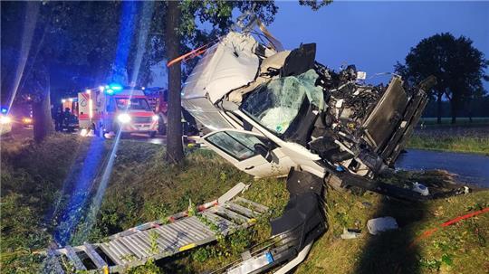 Nach dem Unfall muss der VW Crafter gesichert werden, um nicht noch in den Graben zu rutschen.