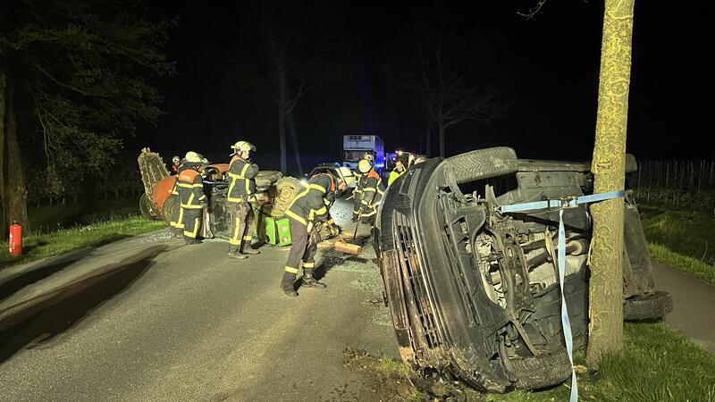 Pkw rammt Trecker: Schwerer Unfall nahe der A-26-Anschlussstelle Jork Nach dem Unfall musste die K26 mehr als zwei Stunden gesperrt werden.