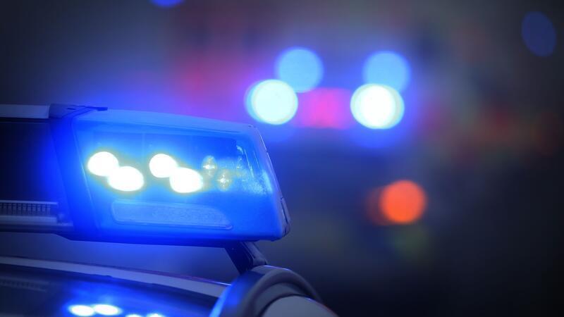 A1 gesperrt: Wein-Laster in Flammen – Fahrer stark betrunken Nach dem Unfall musste die Polizei die Autobahn 1 über viele Stunden sperren. (Symbolbild)