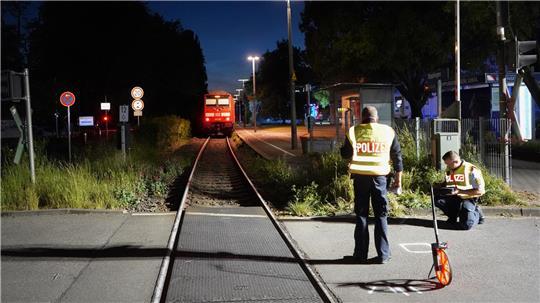 Nach dem Unfall vermessen Polizisten die Unglücksstelle.