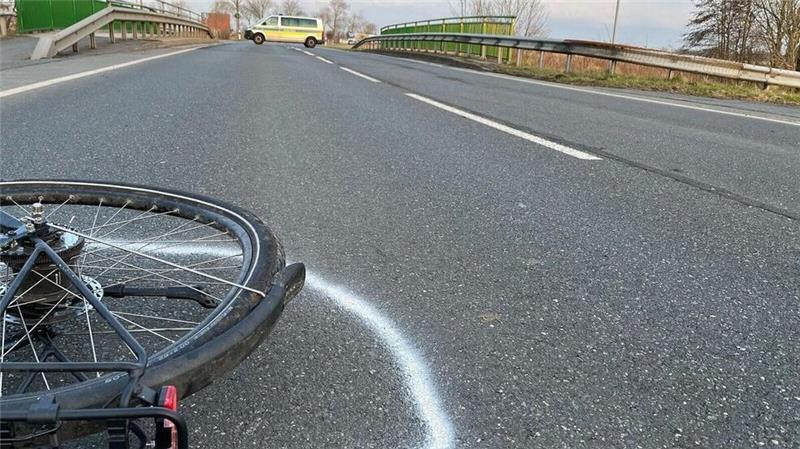 Nach dem Unfall wird der verletzte Radfahrer mit einem Rettungshubschrauber in ein Krankenhaus gebracht.