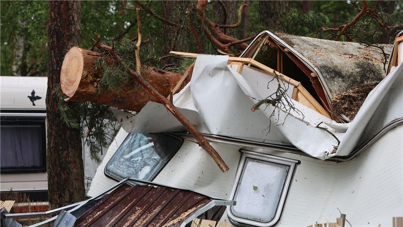 Bilder des Tages Nach dem Unwetter - Wohnwagen unbewohnbar