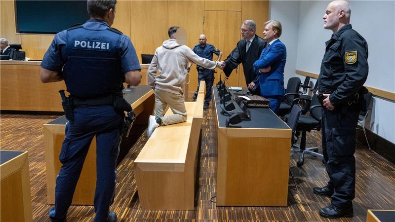 Lebenslange Haft nach Auftragsmord an dreifacher Mutter Nach dem Urteil verabschiedete sich der Angeklagte von seinen Anwälten.