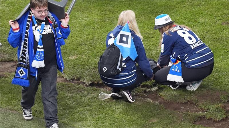 Nach dem Wiederaufstieg 2025 sicherten sich HSV-Fans ein Stück Rasen aus dem Volksparkstadion. (Archivbild)