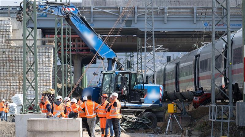Nach dem Zusammenstoß eines ICE mit einem Baggerarm muss die Höhe des Sachschadens noch ermittelt werden.