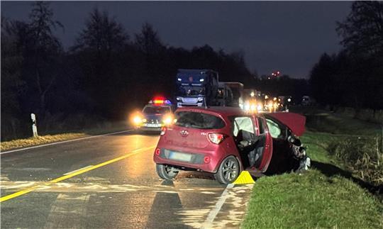 Nach dem Zusammenstoß kam einer der Unfallwagen kurz vor einem Graben am Straßenrand zum Stehen.